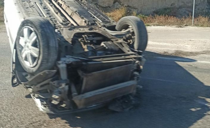 Takla atan otomobilden hafif yaralı kurtuldu