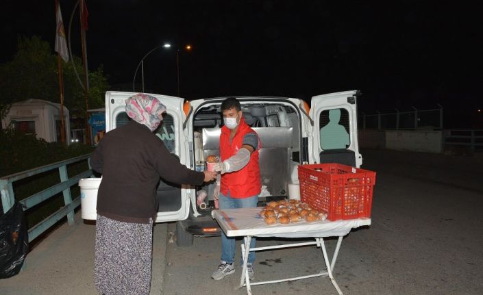 Tarım işçileri sabah saat 5’te “1 Ekmek 1 Çorba’ ile ısınıyor