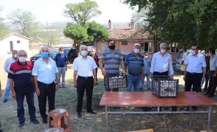 Tavşanlı’da 34 çiftçiye bin 380 kilo baş sarımsak dağıtıldı