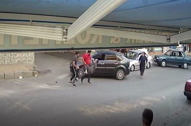 Telefonla konuşan motosikletliyi uyardı, yolun ortasında dayak yedi