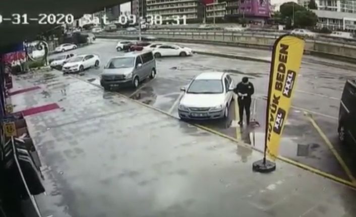 Temizlik görevlisinden örnek davranış: Yerde bulduğu para dolu poşeti sahibine teslim etti