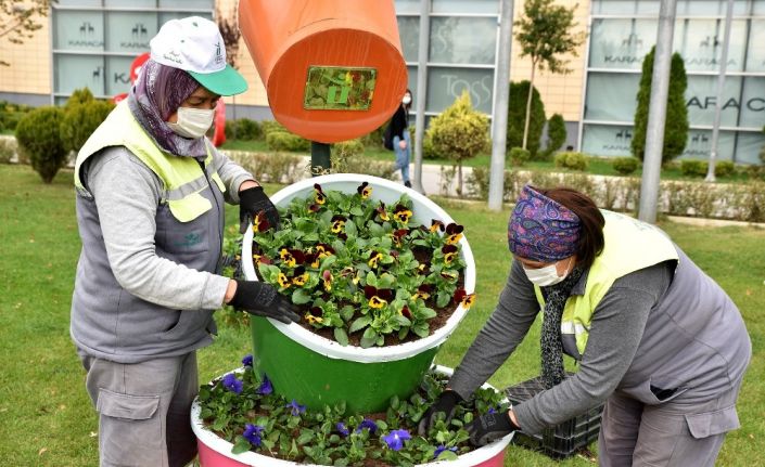 Tepebaşı çiçekler ile güzelleşiyor