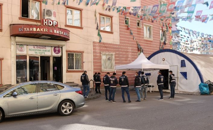 Terör örgütü PKK mensuplarınca 5 yıl önce avludan kaçırılan kızının yolunu gözlüyor
