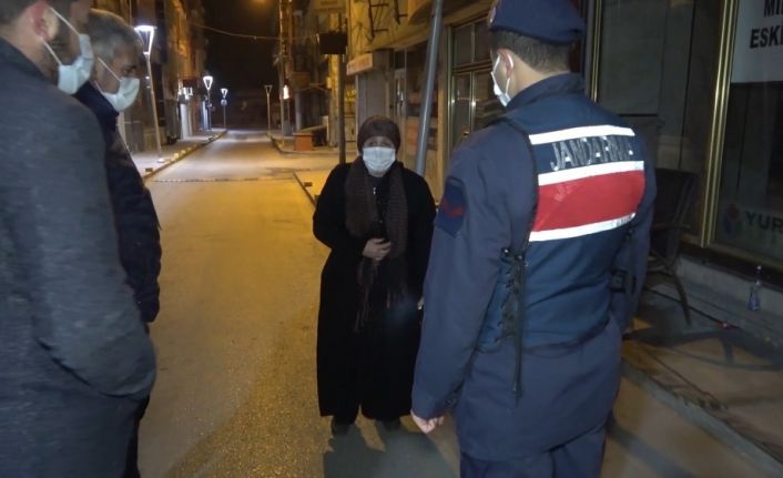 Ticari taksi sürücüsü, ekipleri görünce hasta kadını sokağa bırakıp kaçtı