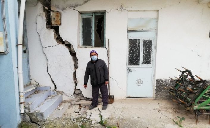 Topraktaki çatlak ve yarıklar yüzünden iki mahalle halkı diken üstünde yaşıyor