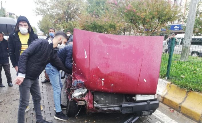 Üç araç birbirine girdi