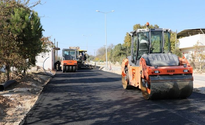 Ula’da sıcak asfalt çalışmaları devam ediyor