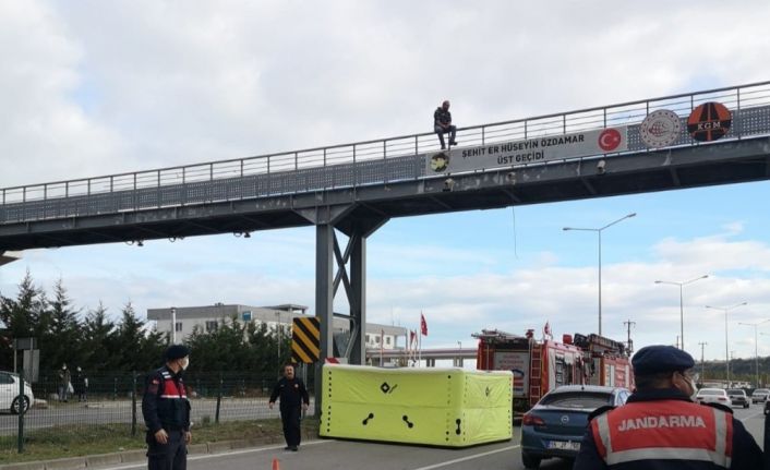 Üst geçitte intihara teşebbüs eden işitme engelli şahsı komutan ikna etti