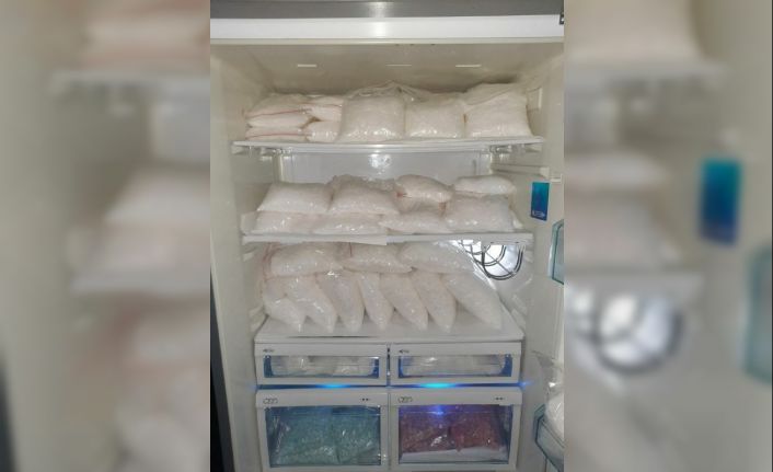 Uyuşturucuyu buzdolabına saklayan zanlılar polisten kaçamadı