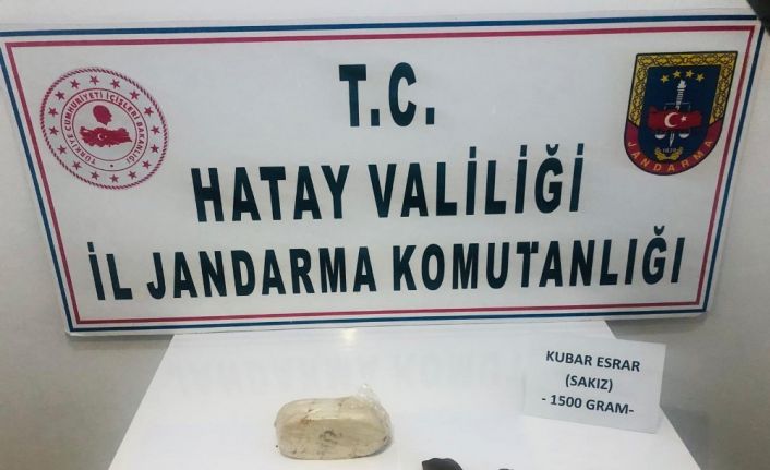Uyuşturucuyu poşetle attılar, jandarmaya yakalandılar