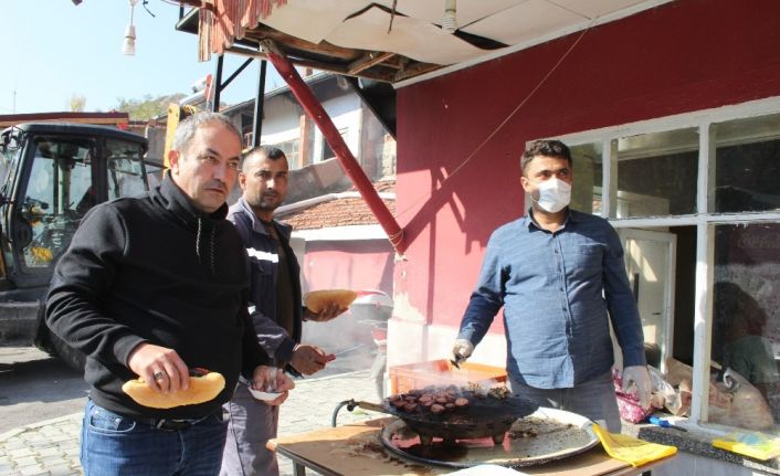 Uzun yıllar sonra mahallesine hizmet gelen muhtardan belediye işçilerine mangal ziyafeti