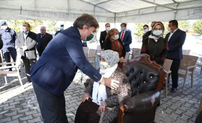 Vali Aydoğdu, ayakta kalan kadınları koltuğa, protokolü sandalyeye oturttu