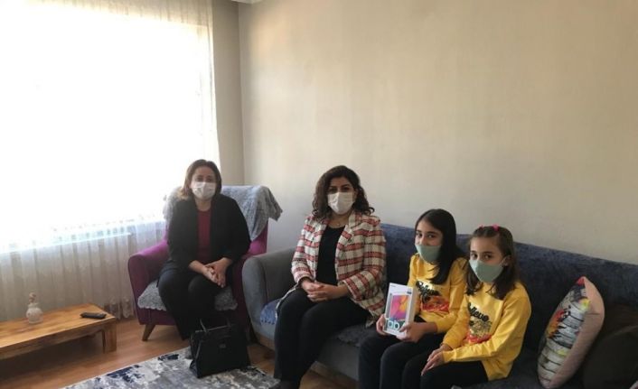 Vali Gürel’in eşi, öğrencileri evlerinde ziyaret ederek tablet hediye ediyor