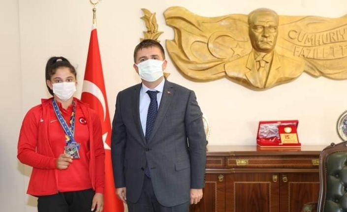 Vali Sarıibrahim, Avrupa üçüncüsü bronz madalya kazanan Özlem Yıldız’ı tebrik etti