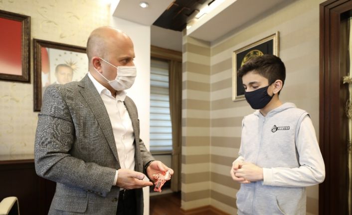 Vali Varol, Kodlağrı Projesi Kapsamında Ağrı Kart’ı Tasarlayan Öğrenci İle Bir Araya Geldi