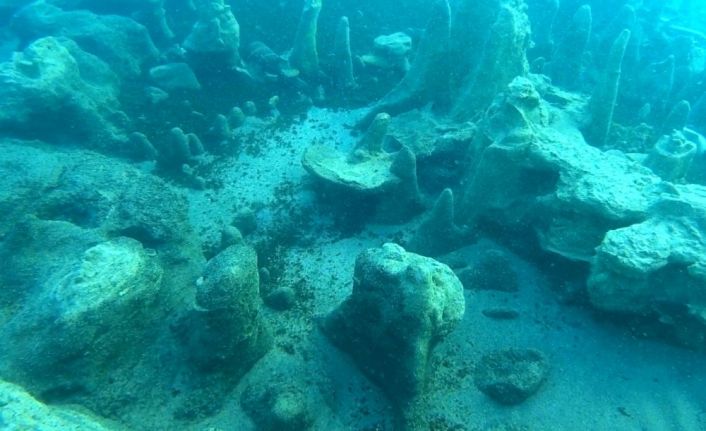 Van Gölü suları çekilince mikrobiyalitler gün yüzüne çıktı