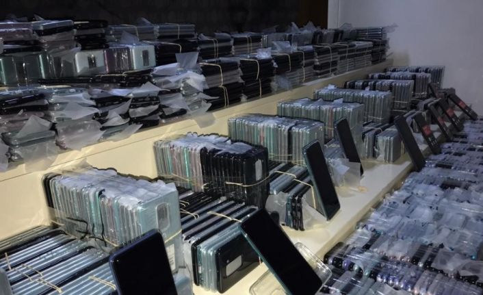 Vietnam Konsolosluğu’na ait araçtan 2 bin 500 adeta kaçak cep telefonu çıktı