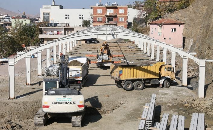 Yahyalı kapalı semt pazarı yapım çalışmaları hızla devam ediyor