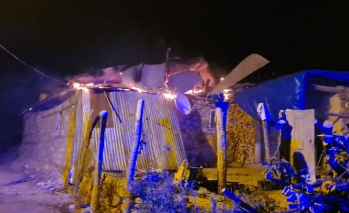 Yangında, evleri küle dönen aile destek bekliyor