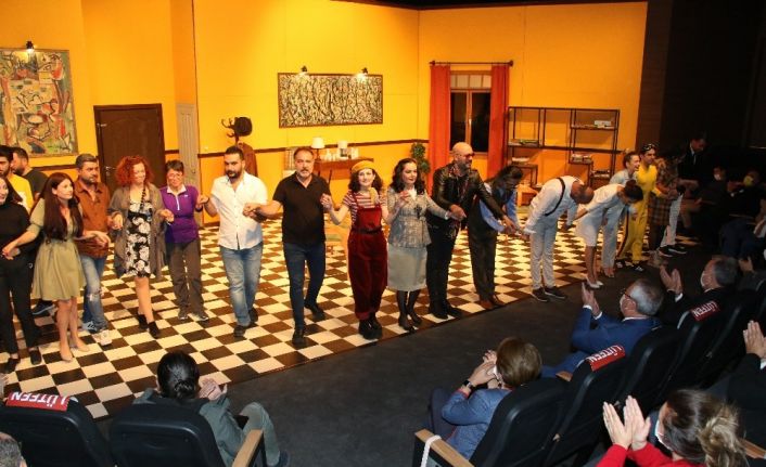 Yıldız Kenter Sahnesi ’Takıntılar’ oyunuyla ’Perde’ dedi