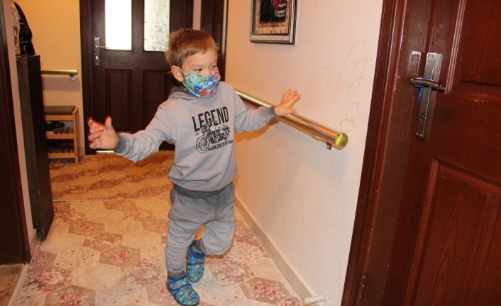 Yürümek isteyen küçük Emir, destek bekliyor