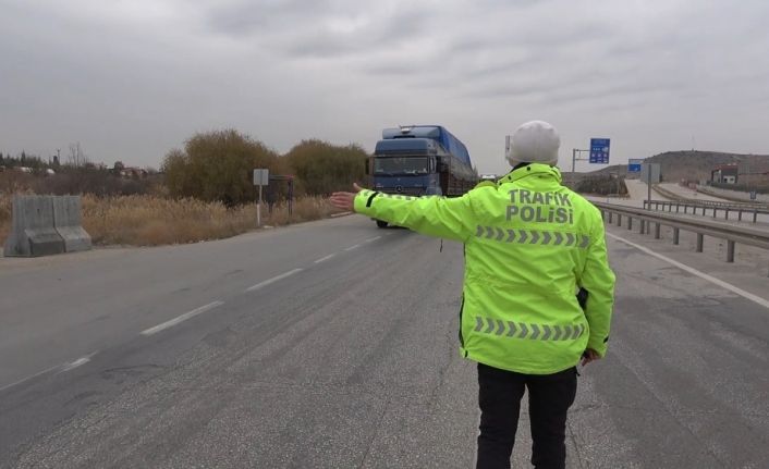 43 ilin geçiş güzergahında kış lastiği uygulaması: Ticari araçlar tek tek kontrol ediliyor