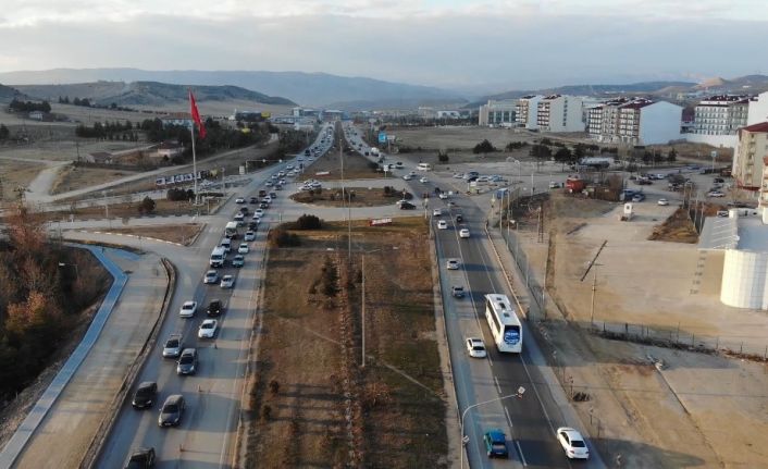 43 ilin geçiş noktasında yıl başı öncesi trafik yoğunluğu: Binlerce kişi yollara akın etti