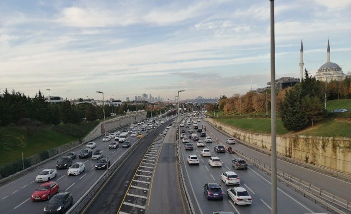 56 saat sürecek kısıtlama öncesi 15 Temmuz Şehitler Köprüsünde trafik yoğunluğu