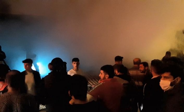 5 katlı binada çıkan yangın mahalleliyi sokağa döktü, sosyal mesafe unutuldu