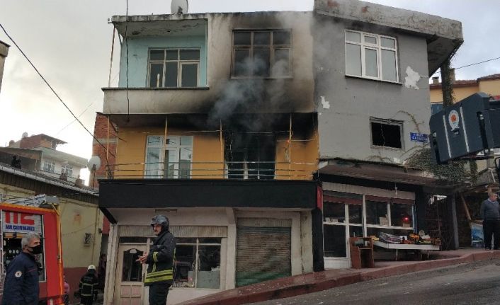 5 yaşındaki çocuk çakmakla oynarken evi yaktı, annesi gözyaşı içinde izledi