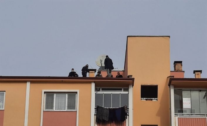 7 katlı binanın çatısına çıkan adam, 1 saatlik uğraş sonrası intihardan vazgeçirildi