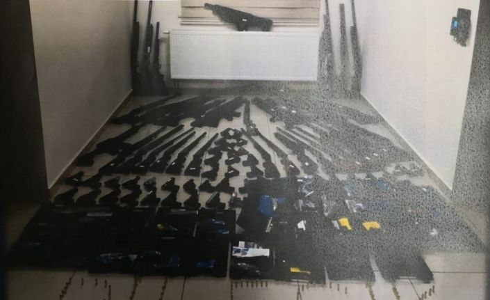 80 saatlik güvenlik kamerası izlendi, yüzlerce silah ve mermi ele geçirildi