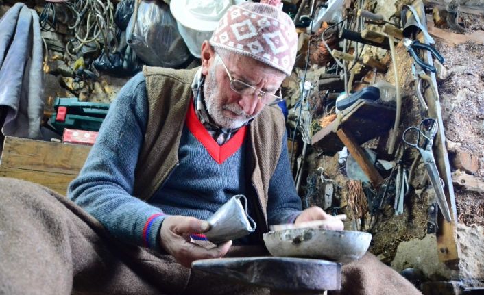 83 yaşında 120 yıllık dükkanda 73 yıldır çan üretiyor, hazır olduğunu sesinden anlıyor