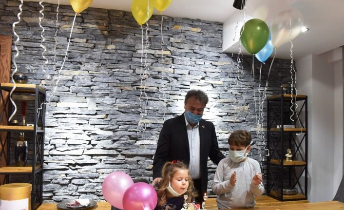 91 saat sonra enkazdan kurtarılan Ayda bebeğe 4. yaş günü sürprizi