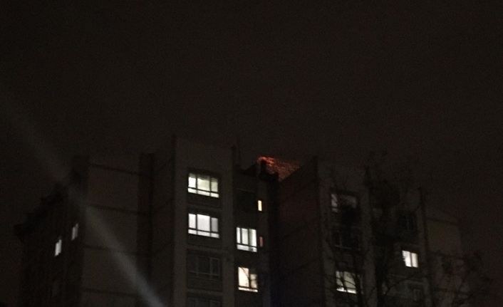 9 katlı binanın bacasında çıkan yangın paniğe neden oldu