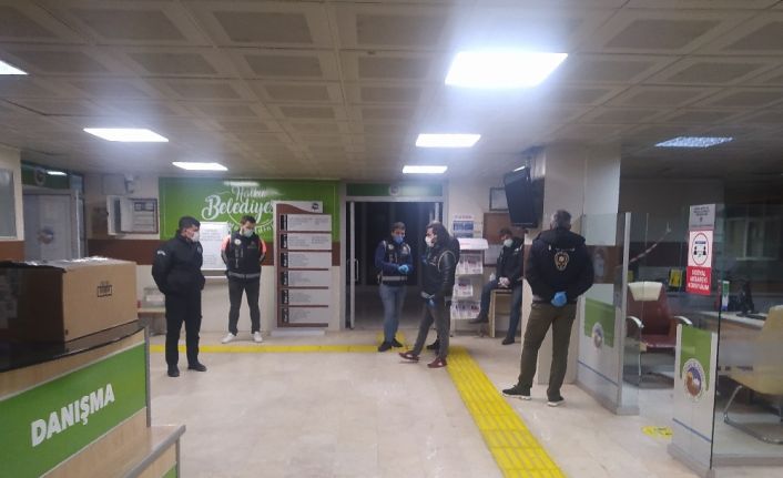 Adana’da şafak vakti düzenlenen rüşvet operasyonunda Ceyhan İlçe Belediyesine baskın yapıldı. Operasyonda görevden alınan CHP’li Başkan Kadir Aydar hakkında da gözaltı kararı olduğu öğrenildi.