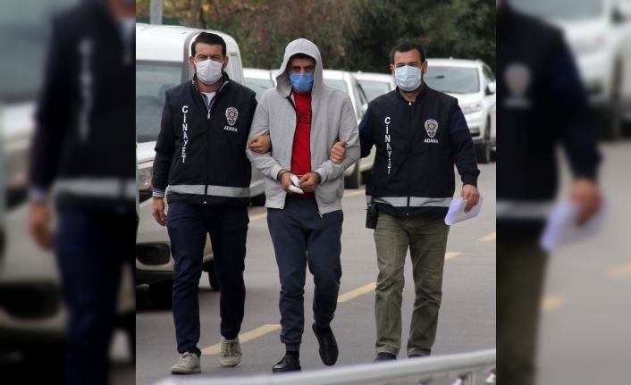 Adana’da sokak ortasında arkadaşını boğazından bıçaklayarak öldüren zanlı tutuklandı