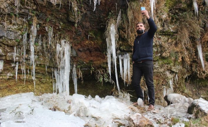 Ağrı’da donmaya başlayan şelale ortaya renkli görüntüler çıkardı