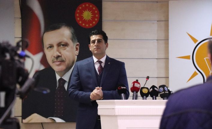 AK Parti İl Başkanlığına atanan Yücel Güngör bayrağı teslim aldı