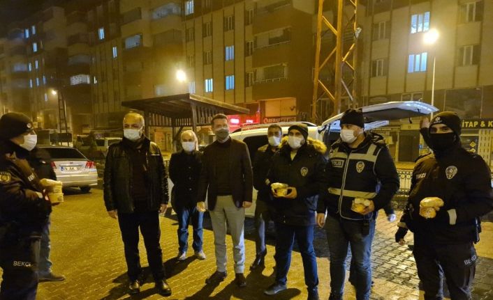 Amasya’da denetim yapan polislere AK Parti’lilerden çorba ikramı
