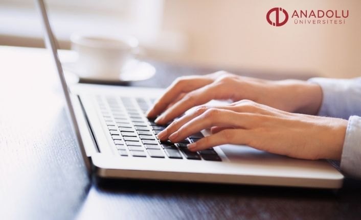 Anadolu Üniversitesi kitlesel çevrim içi sınavda açık uçlu soru uygulaması ilk kez tüm lisans programlarında uygulandı