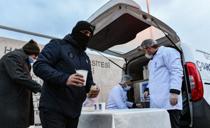 Ankara Büyükşehir Belediyesi sağlık çalışanlarına, hasta ve hasta yakınlarına ücretsiz sıcak çorba hizmetine başladı