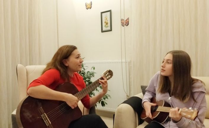 Anne kızın canlı performansları sosyal medyada ilgi görüyor