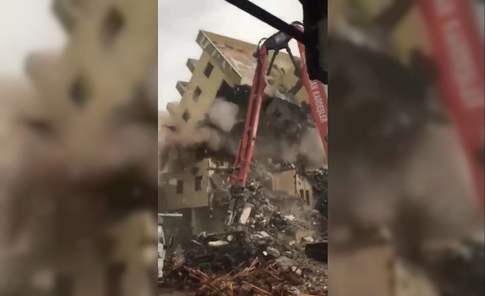 Antalya’da yıkımı yapılan binanın iş makinesi üzerine doğru yıkılması korkuttu