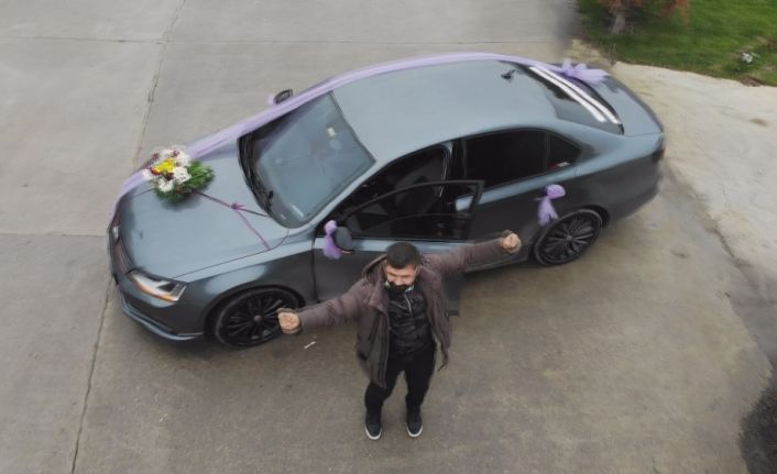 Aracını gelin arabası gibi süsledi, davaya "Asıl evlenen evde kalır, boşanıyorum çok mutluyum" yazarak gitti