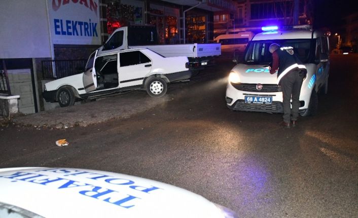 Araçla polisten kaçan maskesiz gençler alkollü çıktı