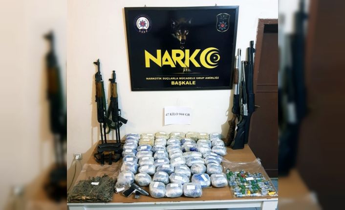 Başkale’de 47 kilo 944 gram afyon sakızı ile 2 adet AK-47 Kalaşnikof marka silah ele geçirildi