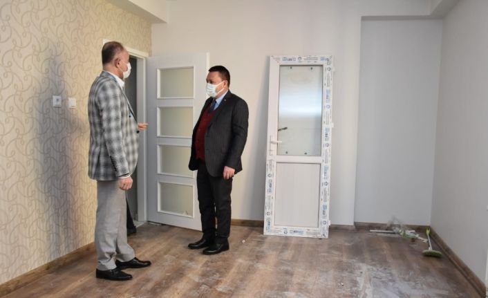 Başkan Beyoğlu, küle dönen evi kendi imkanlarıyla yenileyerek mağdur aileye teslim etti