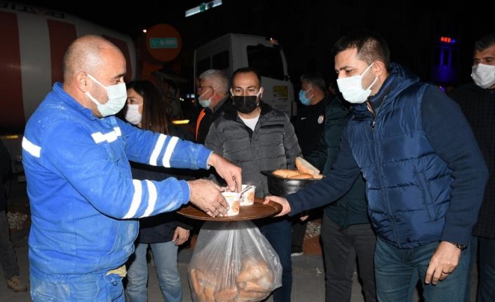 Başkan Günel, gece mesaisi yapan personele sıcak çorba ikram etti