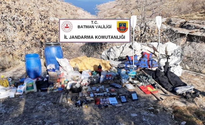 Batman’da araziye gizlenmiş vaziyette patlayıcı ve kol saati ile hazırlanmış anahtar düzeneği ele geçirildi
